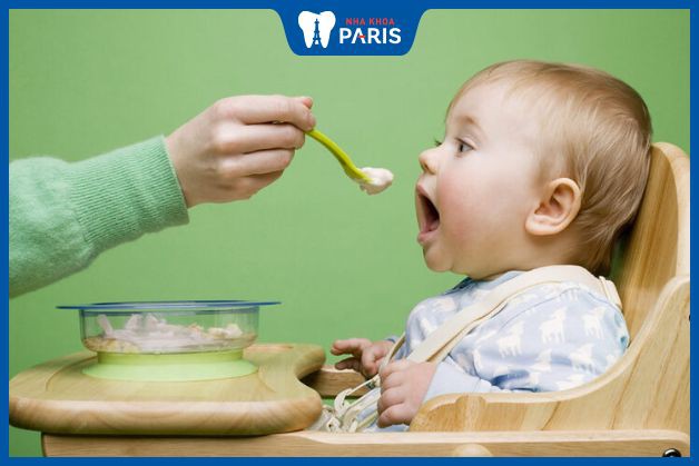 Khuyến nghị về chế độ ăn uống và cung cấp nước cho trẻ khi mọc răng