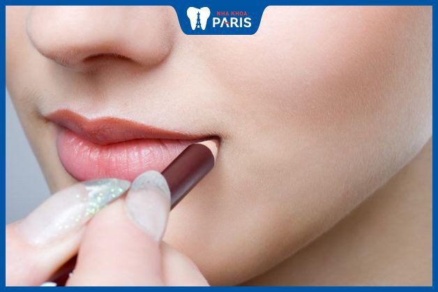 Sử dụng bút chì môi và son môi để tạo hiệu ứng môi đầy đặn