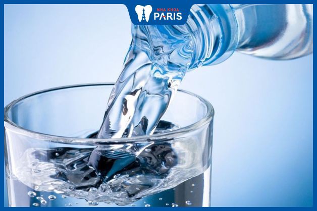 Uống 2 lít nước mỗi ngày sau khi nhổ răng