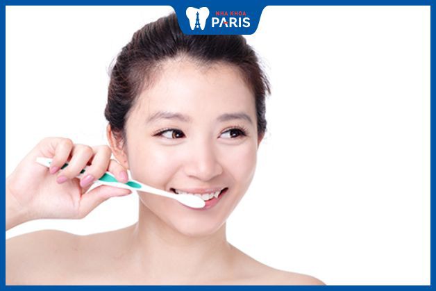 Bạn cần chải răng 2 lần/ngày sau sinh - Sau sinh bao nhiêu lâu thì được đánh răng