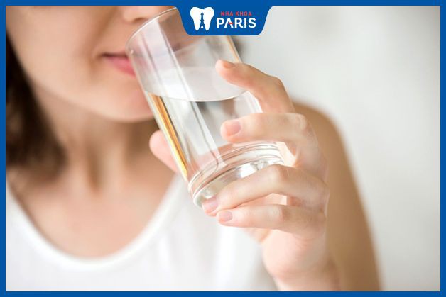 Uống đủ nước để tránh làm cổ họng khô và rát