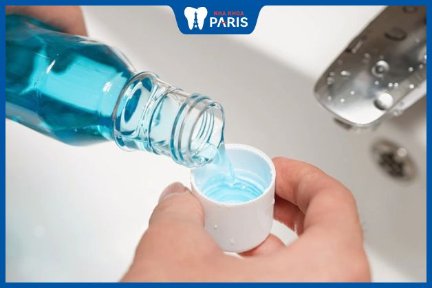 Sử dụng nước súc miệng để chăm sóc nướu răng