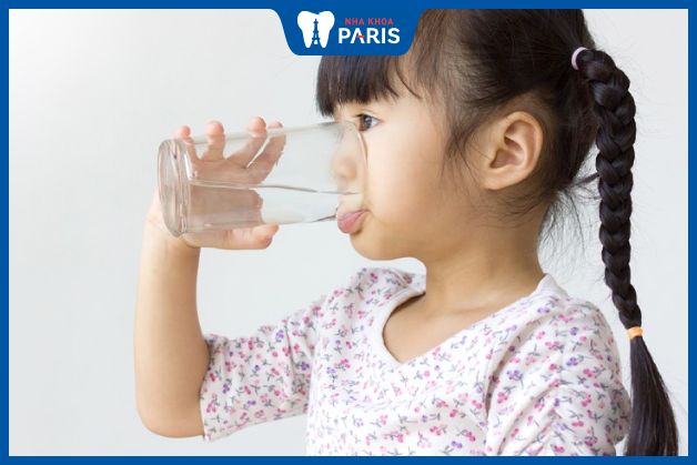 Trẻ bị sốt cần bổ sung nhiều nước cho cơ thể