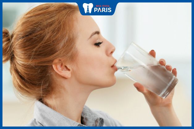 Uống nước ấm giảm đau rát viêm amidan