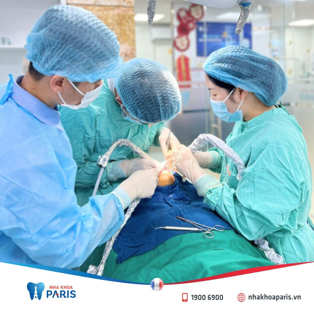 Bác sĩ thực hiện trồng răng cần có chuyên môn cao