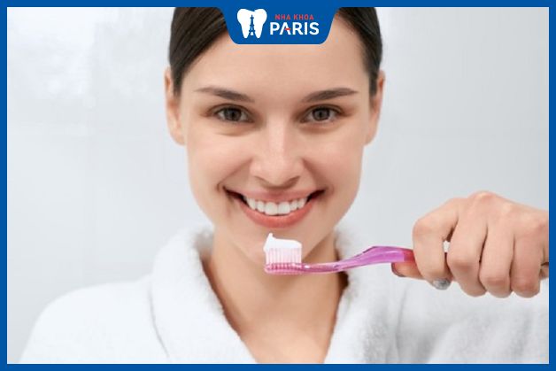 Vệ sinh răng miệng đúng cách giúp nâng cao độ bền của răng sứ