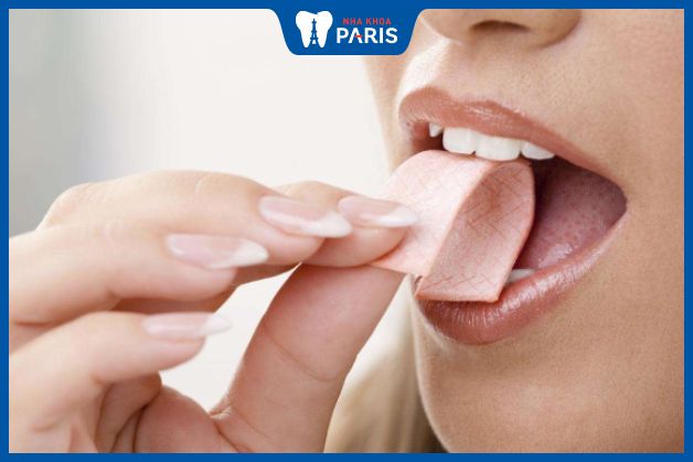 Nhai kẹo cao su chứa xylitol giúp trung hoà axit và giảm vi khuẩn gây sâu răng