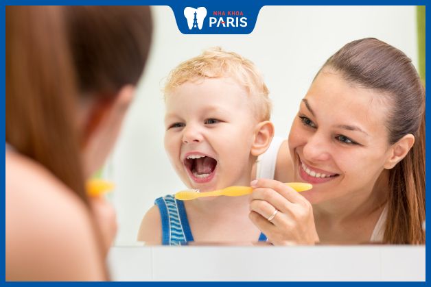 Trẻ cần chải răng dưới sự giám sát của phụ huynh