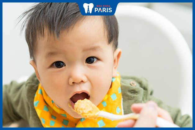Khi mọc răng, nên cho trẻ ăn cháo nấu loãng, xay nhỏ thức ăn
