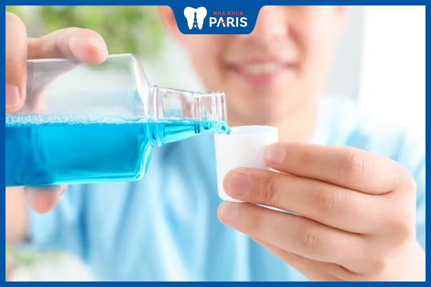 Sử dụng nước súc miệng sau khi đánh răng giúp loại bỏ vi khuẩn