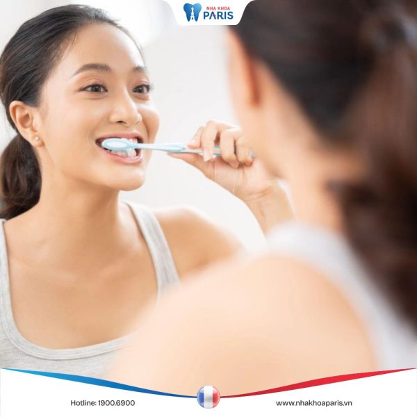 Bác sĩ nha khoa tư vấn cách chăm sóc răng miệng đúng cách