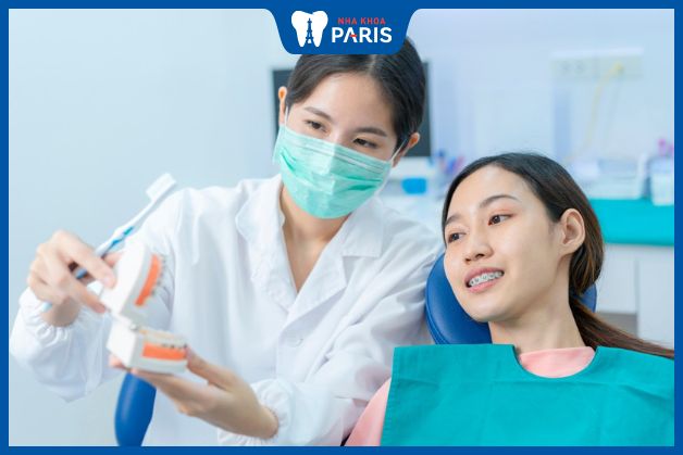 Trong buổi khám răng, bác sĩ sẽ hướng dẫn khách hàng cách chăm sóc răng miệng chuẩn Y khoa