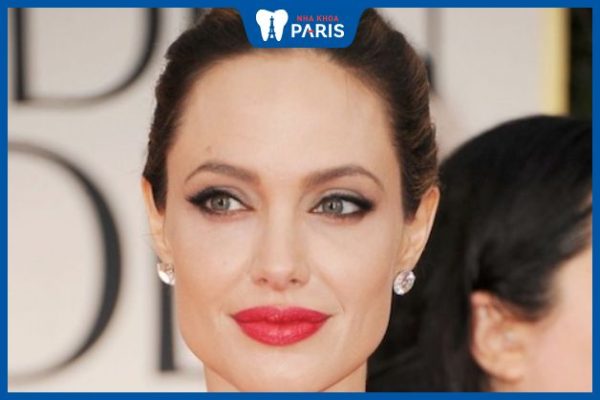 Angelina Jolie là biểu tượng sắc đẹp nổi tiếng thế giới sở hữu gương mặt vuông sắc cạnh