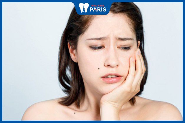 Cảm giác căng thẳng trước và sau khi nhổ răng có thể gây ra đau đầu nhẹ