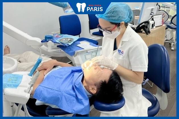 Nha Khoa Paris sở hữu đội ngũ bác sĩ giàu kinh nghiệm sẽ hỗ trợ khách hàng thăm khám kỹ lưỡng trước khi quyết định bọc răng sứ