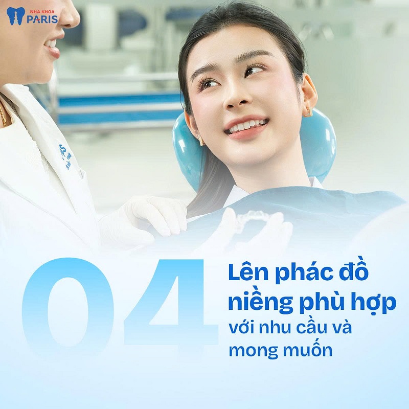 Khách hàng được bác sĩ tại Nha khoa Paris lên phác đồ phù hợp