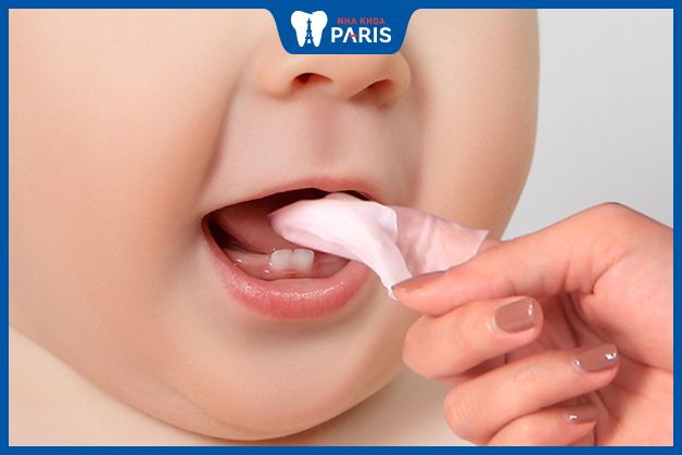 Sử dụng gạc rơ lưỡi hoặc khăn mềm sạch để vệ sinh răng miệng cho bé