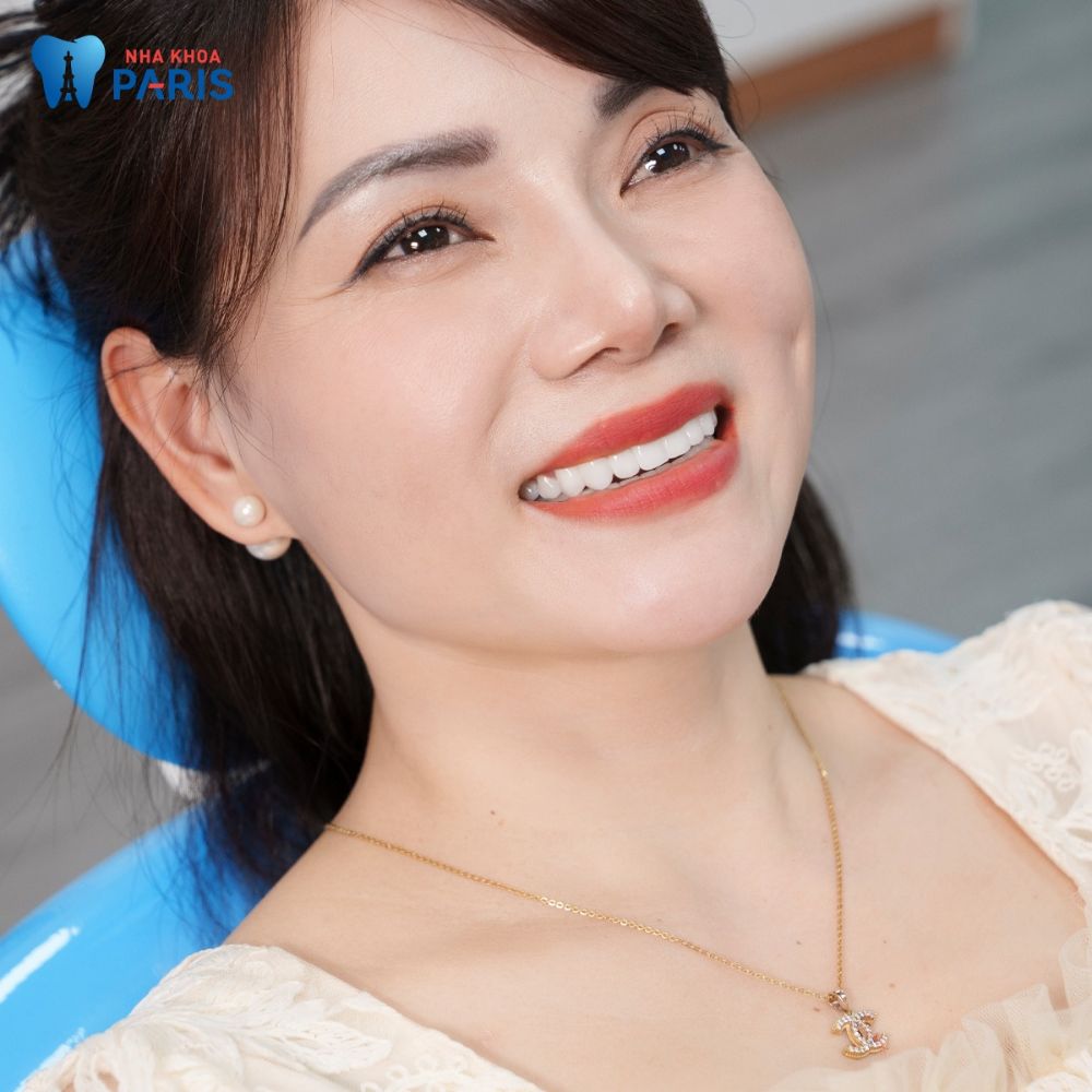 Khách hàng làm răng sứ tại Nha khoa Paris