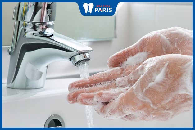 Rửa tay sạch sẽ bằng xà phòng
