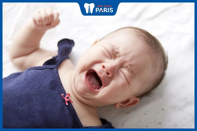 Quấy khóc là biểu hiện thường gặp khi trẻ mọc bắt đầu mọc răng