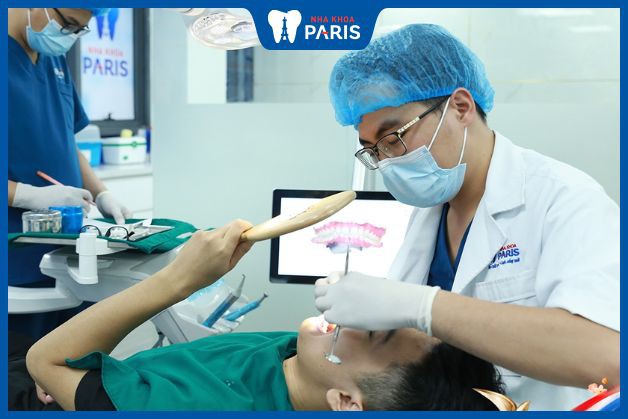 Khách hàng được bác sĩ chuyên môn tại Nha Khoa Paris thăm khám và tư vấn phương pháp niềng răng phù hợp