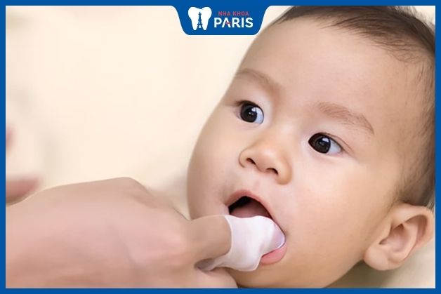 Cha mẹ nên vệ sinh lưỡi cho trẻ thường xuyên