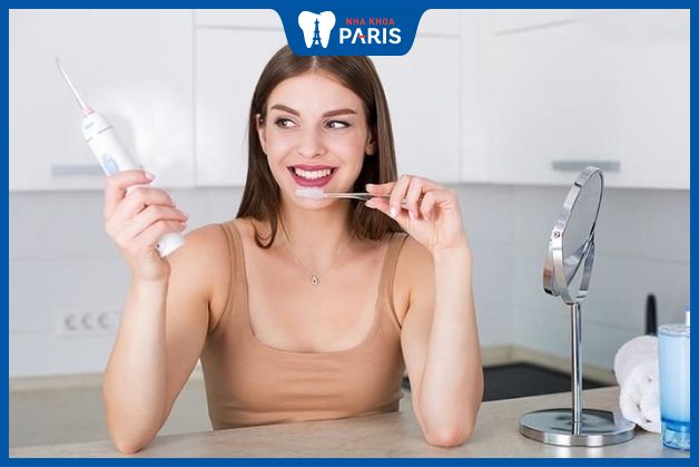 Sử dụng máy tăm nước giúp làm sạch răng, nướu
