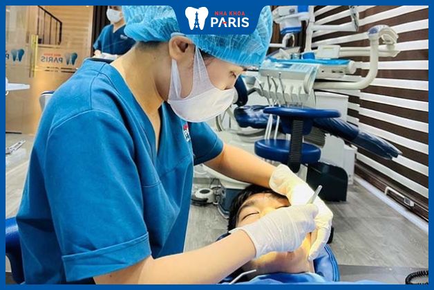 Khách hàng phục hình răng tại Nha khoa Paris