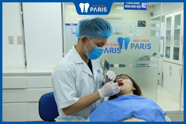 Khách hàng nhổ răng tại Nha khoa Paris
