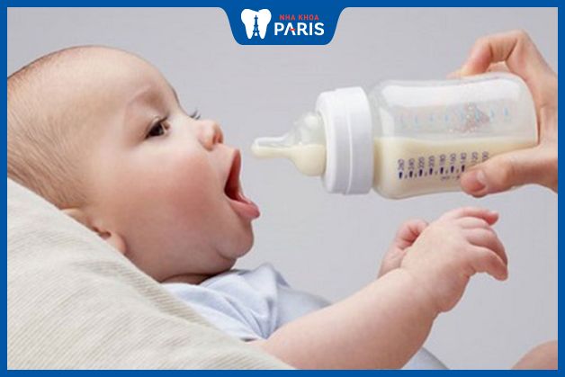 Cặn sữa có thể bám lại trong khoang miệng sau khi trẻ uống sữa