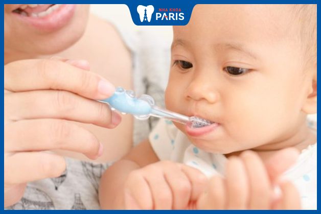 Răng miệng của trẻ cần phải được vệ sinh sạch sẽ hàng ngày