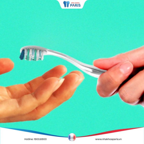 Giải đáp: Dùng chung bàn chải đánh răng có lây HIV không