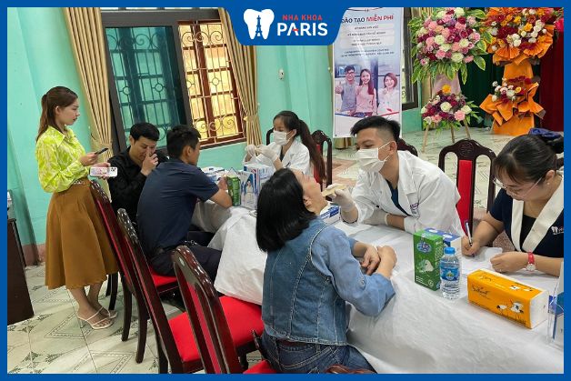 Bác sĩ sẽ kiểm tra tình trạng răng, nướu