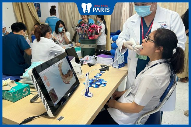 Thăm khám răng miệng với trang thiết bị hiện đại