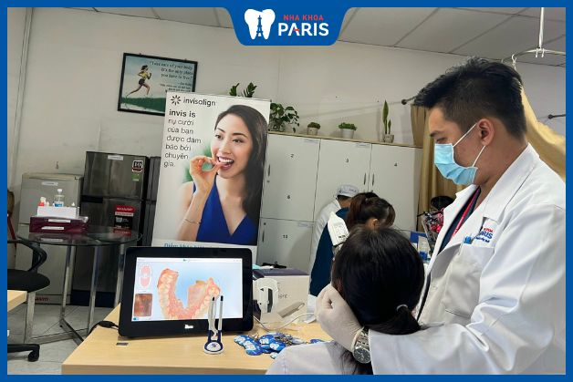 Bác sĩ chuyên môn kiểm tra tình trạng răng miệng