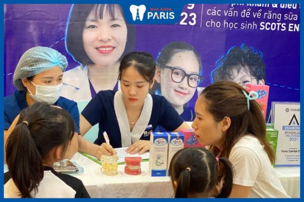 Hơn 100 học sinh tại trung tâm Scots English được Nha Khoa Paris Bắc Ninh khám răng miễn phí