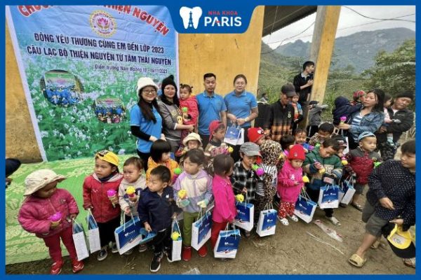 Nhà Khoa Paris Thái Nguyên dành tặng 35 suất quà cho trẻ em mầm non tại trường Nặm Moòng, tỉnh Cao Bằng