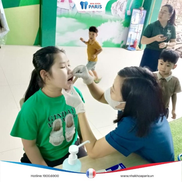Bác sĩ của Nha Khoa Paris Thái Nguyên tiến hành khám răng miệng cho trẻ