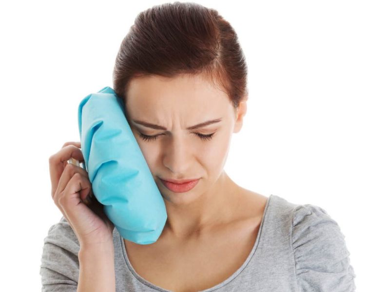 Cách khắc phục trồng răng giả bị đau - Chườm lạnh