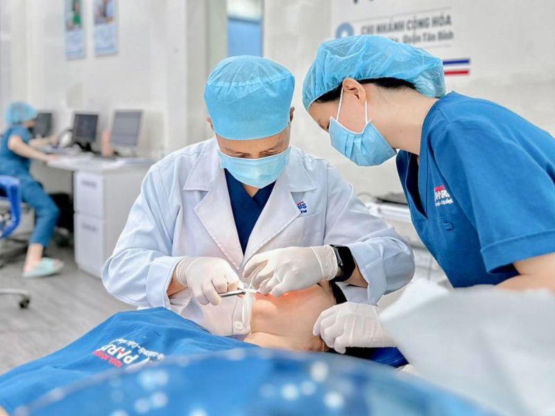 Đội ngũ bác sĩ và công nghệ máy móc hiện đại