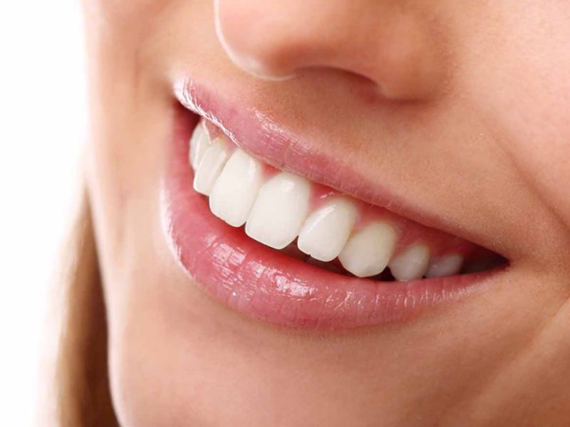 Trồng răng sứ bị đau là bình thường 