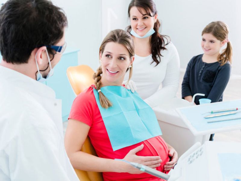 Bà bầu không nên trồng răng trong 3 tháng đầu và 3 tháng cuối.