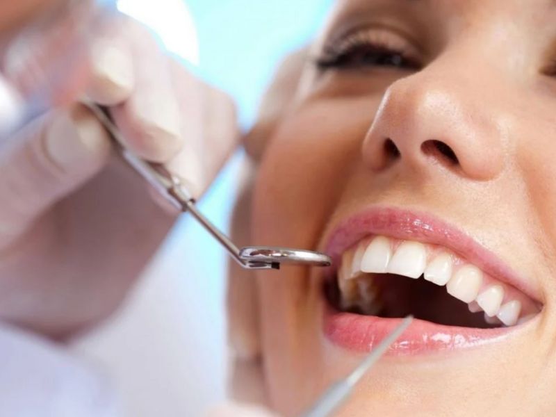 Răng sứ bị đổi màu nhẹ có thể đánh bóng làm sạch, nặng thì phải tháo và bọc lại. 