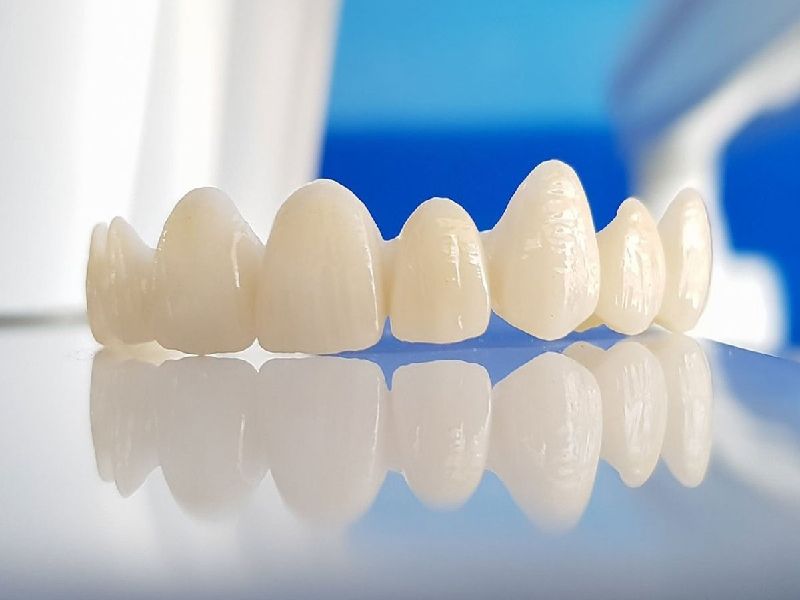 Răng sứ Zirconium được làm từ oxit zirconium nguyên khối, có độ bền và khả năng chịu lực rất cao.