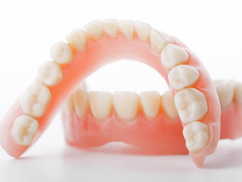 Nguyên nhân trồng răng giả bị hôi miệng
