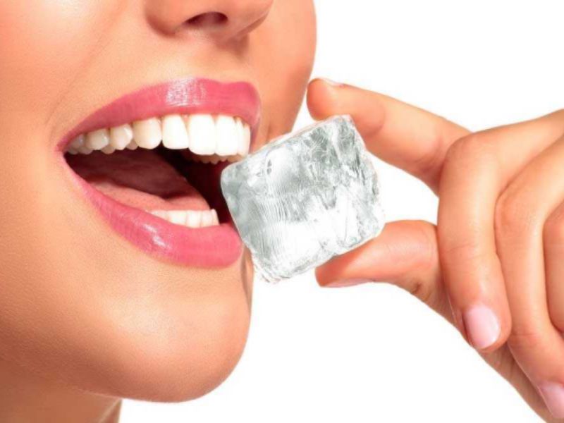 Hạn chế  cắn các vật cứng để kéo dài tuổi thọ răng