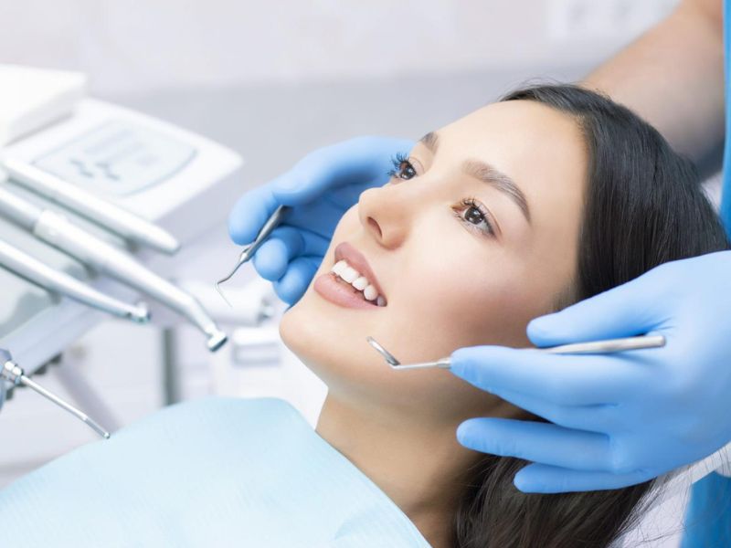 Khám nha khoa định kỳ để hạn chế trồng răng giả bị hôi miệng