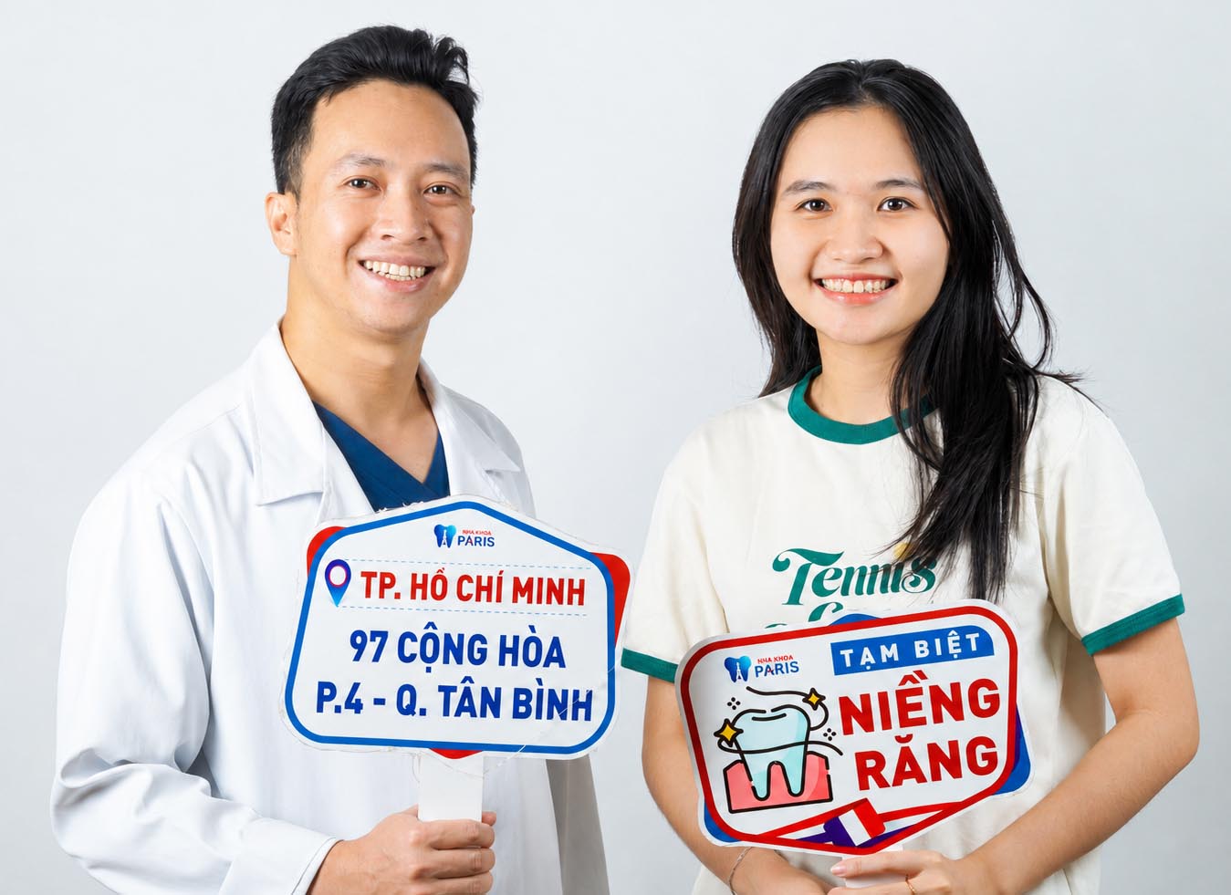 Mỹ Phương chụp hình cùng bác sĩ trong buổi tái khám và hài lòng với kết quả