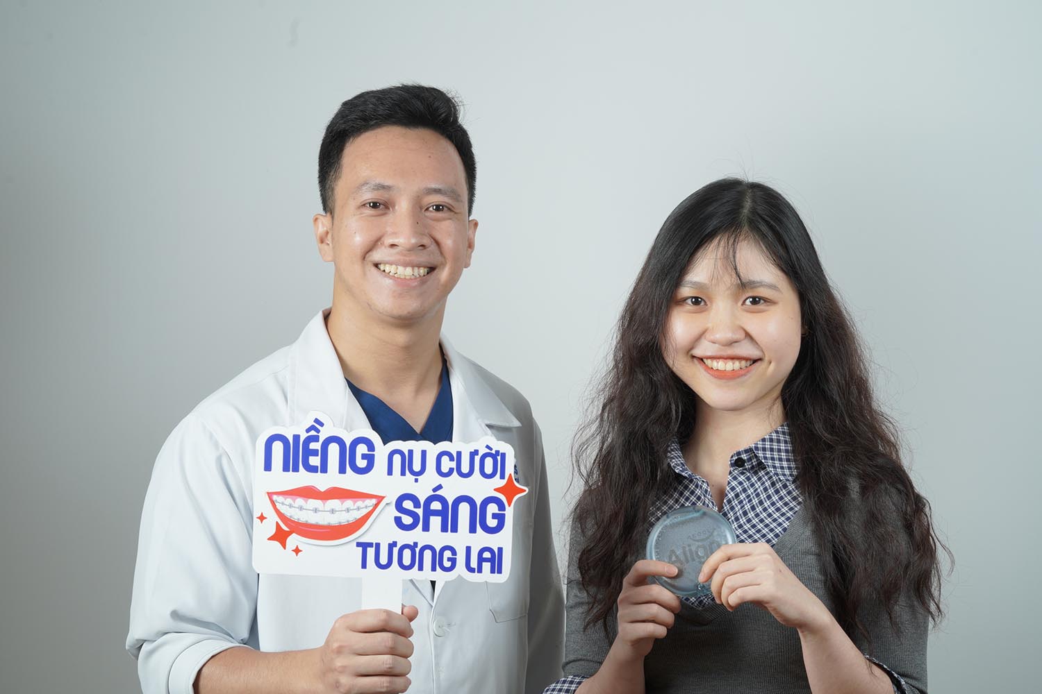 Quỳnh Như chụp ảnh cùng bác sĩ trong buổi tái khám