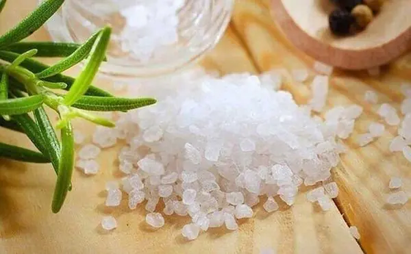 7 cách làm trắng răng bằng muối tại nhà không thể bỏ qua